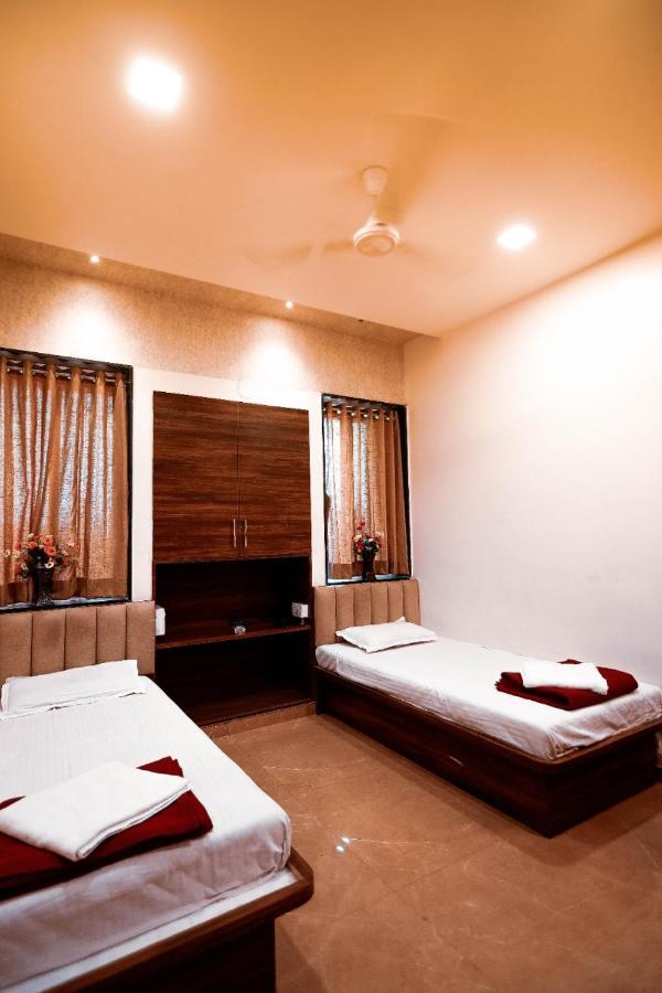 Hotel Kiran Miraj Extérieur photo