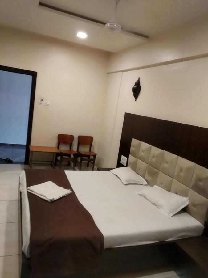 Hotel Kiran Miraj Extérieur photo